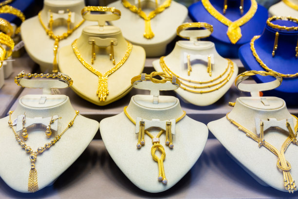 一家珠宝店柜台上的黄金珠宝特写图片下载