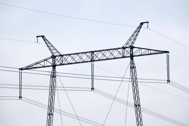 带高压电线的钢柱，通过电缆远距离输送电能图片下载