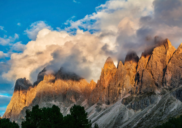 日落时分的白云石阿尔卑斯山令人惊叹的景观。位置:欧德尔山脉，塞塞达峰白云石阿尔卑斯山，南蒂罗尔，意大利，欧洲。艺术照片。美丽的世界。图片下载