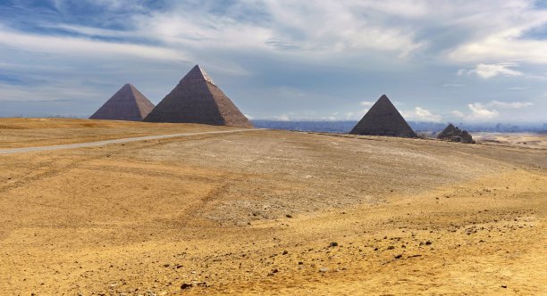埃及吉萨高原上的金字塔图片下载