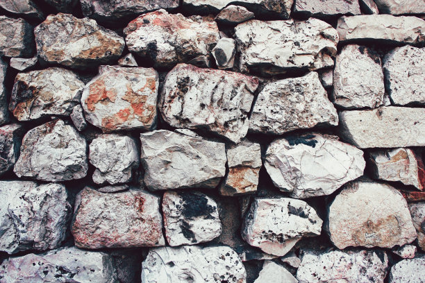 墙砖布朗。岩石堆。岩石背景。岩石纹理。石头的背景。油漆斑点。岩石表面有裂缝。枯燥乏味的粗糙结构。抽象的纹理。图片下载