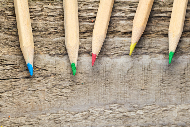 铅笔在木制背景，回到学校的概念图片下载