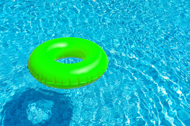 绿色的戒指漂浮在蓝色的游泳池。充气环，休息概念图片下载