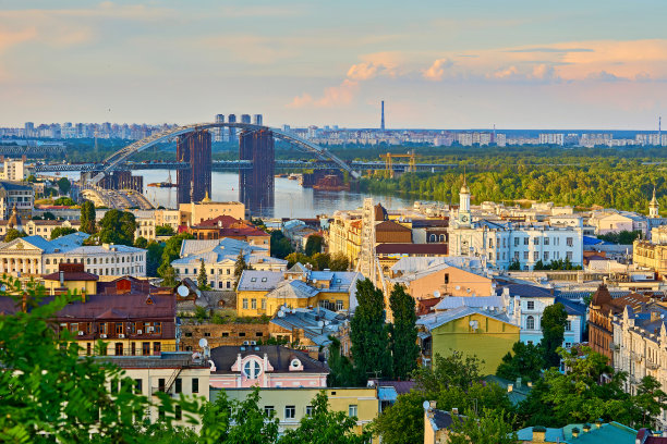 连接古老和现代城市的桥梁正在建设中图片下载