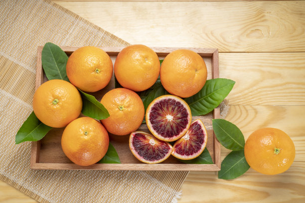 木底木篮装橙果，木篮装红血橙片。图片下载