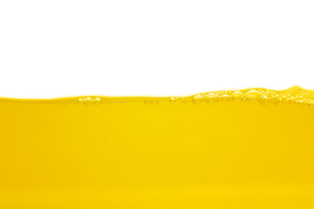表面泡沫和波纹在黄色和金色液体设置在白色背景。图片下载