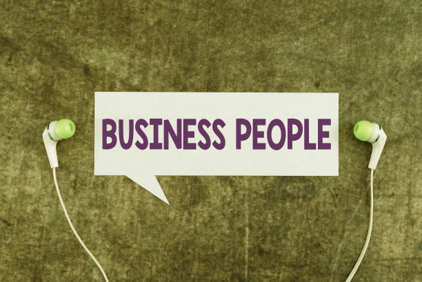 概念性展示商业人物在商业中工作的人，尤其是在行政级别。互联网概念在商业中工作的人，尤其是在行政管理阶层图片下载