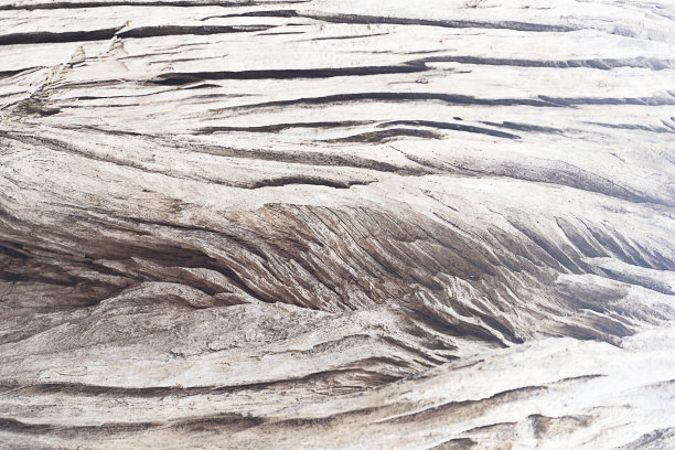 近景的木板实木餐桌地板，具有自然的花纹纹理。空木板背景图片下载