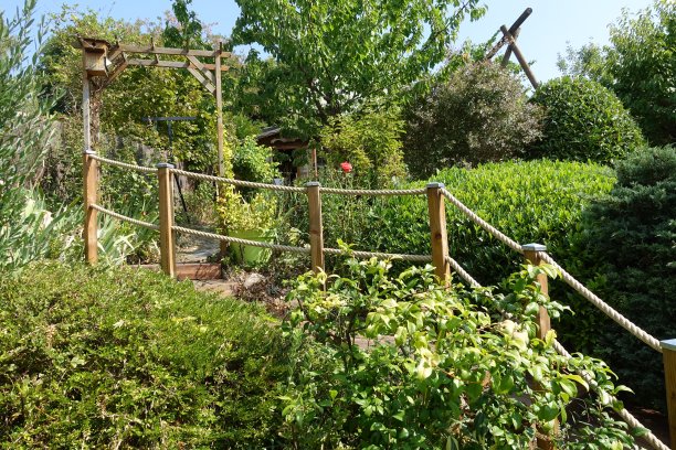 木楼梯带绳栏杆，花园的房子绿草如茵，盛夏时节图片下载