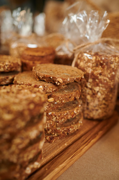 切好供游客品尝的烤面包图片下载