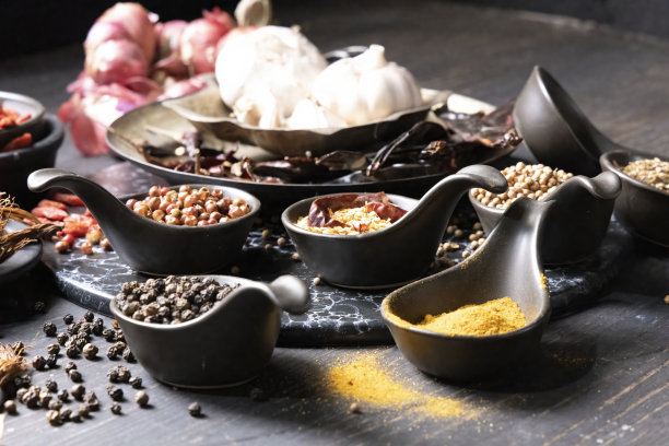 红咖喱或泰国菜的调味品或香料，辣椒片，月桂叶，药用和草药，用于治疗和烹饪图片下载