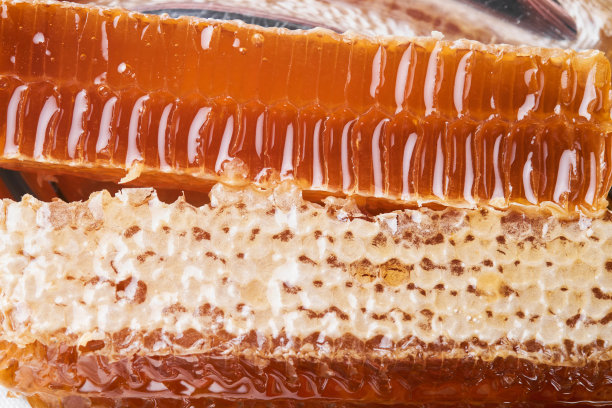 蜂窝。犹太新年。在一块粗糙的板上形成蜂窝。奇怪的角度。。犹太新年节日贺卡。犹太新年的节日属性。空间的文本。图片下载