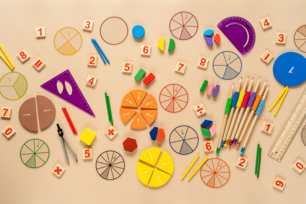 木制玩具块。学校用品，数学分数，铅笔，数字，米色背景。回到学校，教育理念背景图片下载