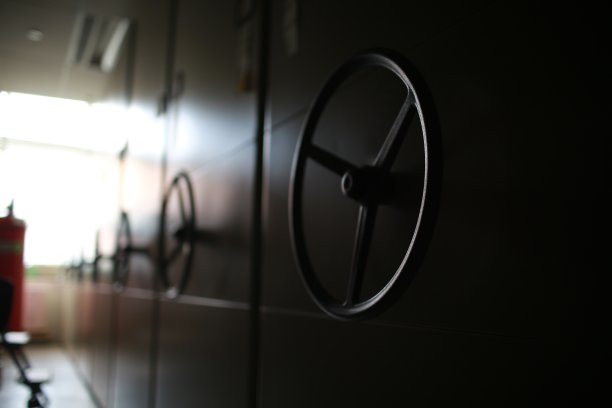 在弱光环境下移动机柜图片下载