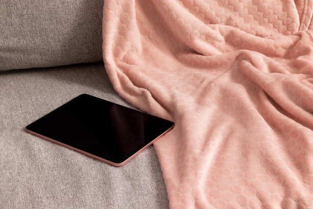 纺织沙发上的平板图片下载
