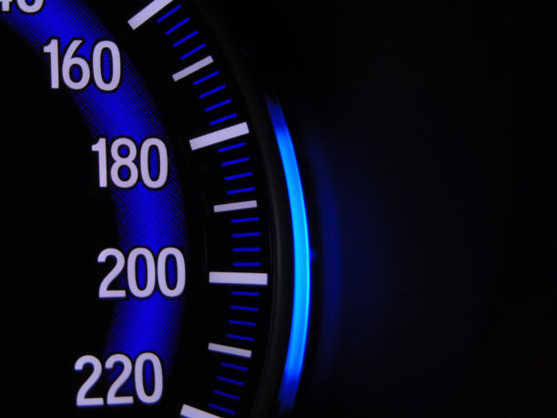 关闭蓝色速度计手动在黑色背景图片下载