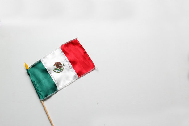 墨西哥国旗墨西哥国旗是墨西哥的国家象征之一，由绿、白、红三色组成，并在9月15日庆祝独立节日的一面国家盾上画有一只老鹰正在吞食一条蛇图片下载
