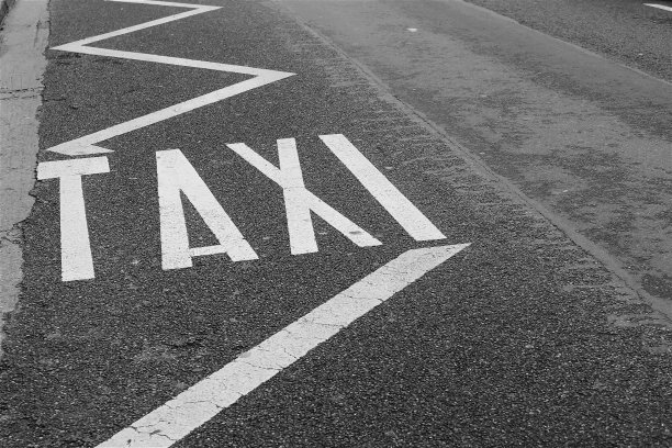 道路上的出租车标志图片下载