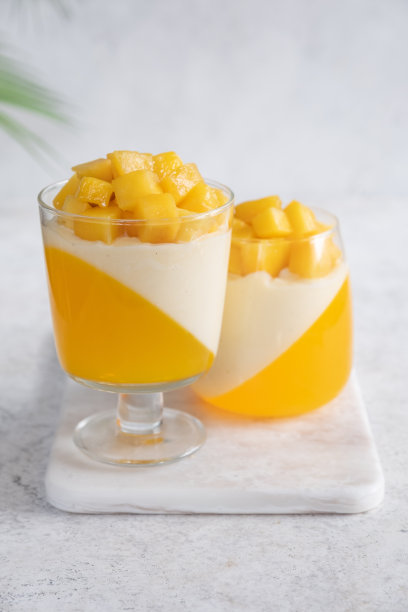 意大利甜点意式奶冻配芒果果冻和新鲜芒果片。图片下载