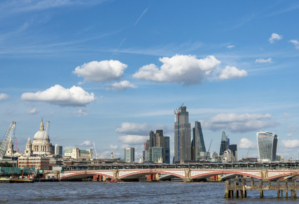 伦敦市中心的天际线，与加布里埃尔码头，在前景的历史地标，英格兰，英国图片下载