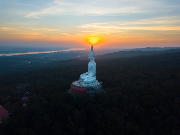 俯视图无人机拍摄的航拍照片。泰国慕克达汗大佛寺。佛在山上。图片下载
