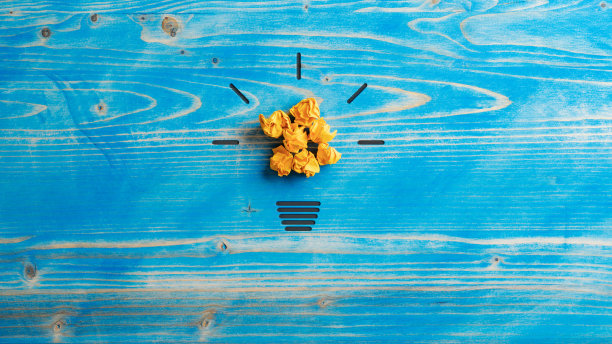 灯泡由粉碎的黄色纸和手绘发光图片下载