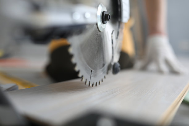 在公寓用手动电锯切割层压木架子图片下载