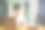 一名兴奋的亚洲年轻男子看着他的笔记本电脑屏幕，收到了一封意外的电子邮件图片下载