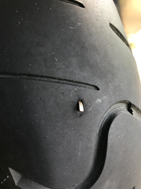 钉子卡在摩托车轮胎上图片下载