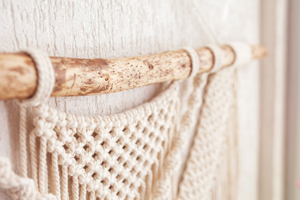 手工制作的流苏花边wallhanging。木棒采用100%纯棉墙面装饰。编结和棉线。女性的爱好。室内设计ECO友好的现代概念图片下载