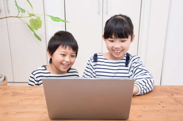 日本孩子在家里学习电脑图片下载