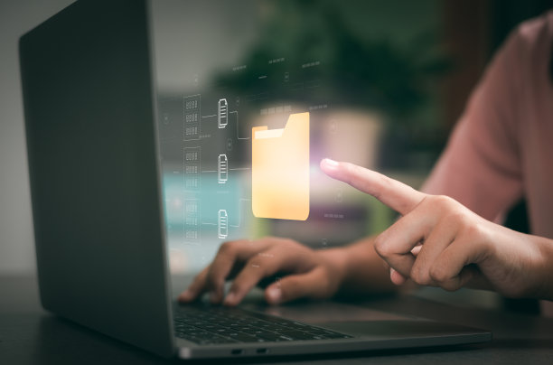 商业女性通过云管理组织的文档数据库。，网络空间技术理念和大型档案文件管理及网上无纸化存储图片下载