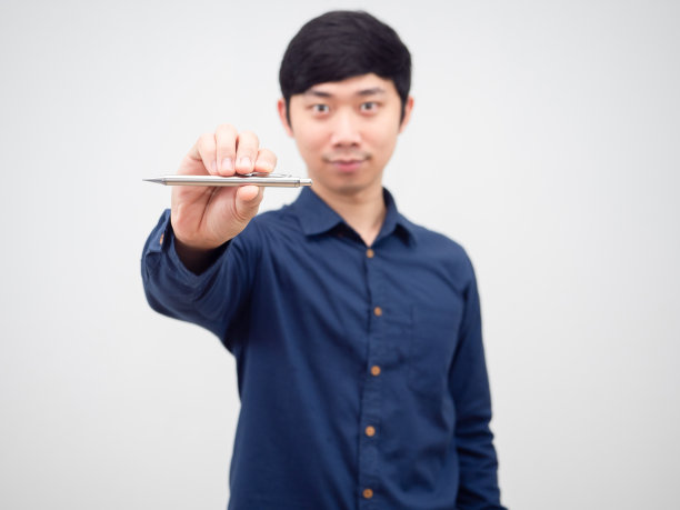 展示手中钢笔的商务人士图片下载