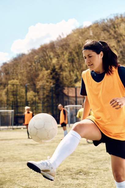 一名女子足球运动员在体育场进行足球训练。图片下载