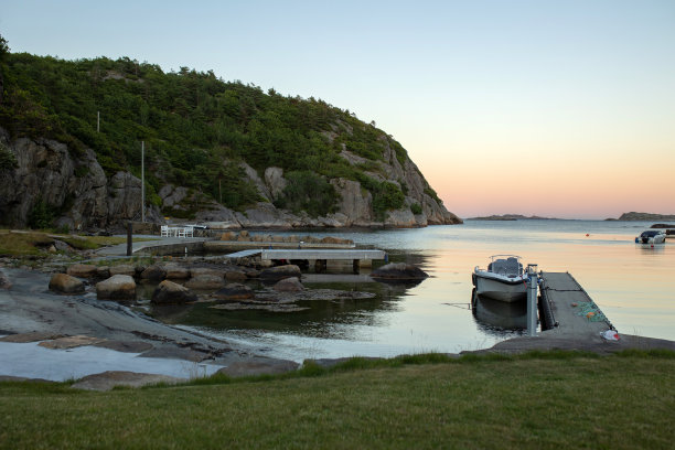 美丽的日落在峡湾与船只。神奇的大自然图片下载