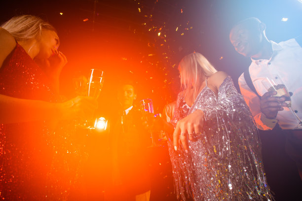 朋友们用香槟庆祝图片下载