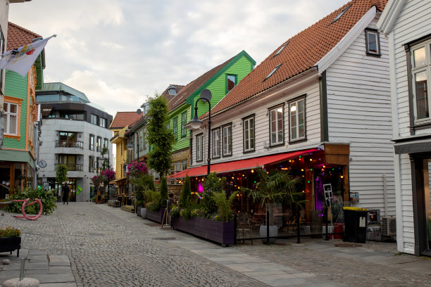 幸福的家庭，孩子和大人，在夏天享受挪威西南部斯塔万格的多彩城市图片下载