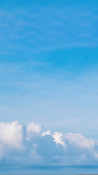 垂直大气全景真实照片美丽的夏天白云清澈的蓝天线平静。天堂的生活概念。设计放松墙纸背景。更多的色调格式在股票，幻想集合图片下载
