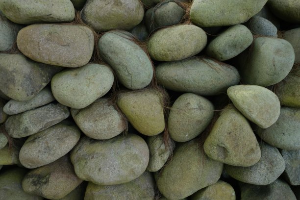 海滩上的一堆卵石图片下载