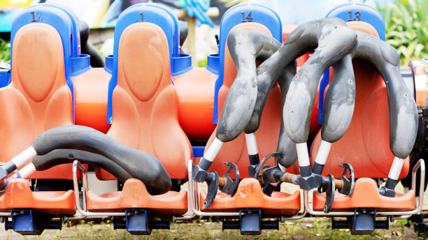 游乐园里一个坏掉的旋转木马上的空座位。破碎的极端的旋转木马。有选择性的重点。图片下载