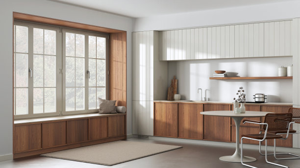 现代时尚的厨房和餐厅，白色和米色色调。木制橱柜和大窗户。极简的日式室内设计图片下载