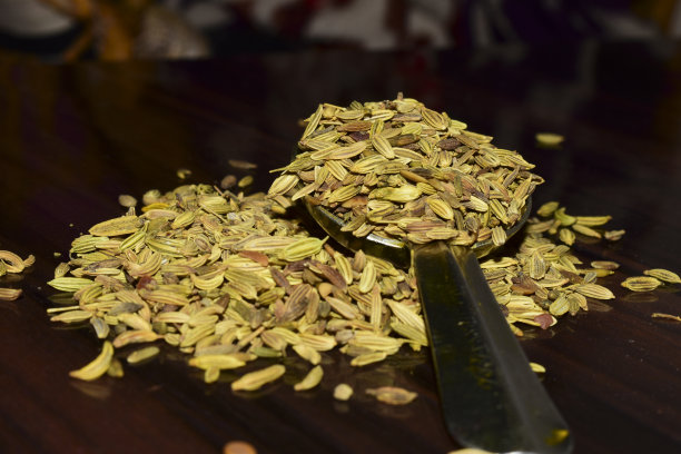 桌子上放着干茴香籽图片下载
