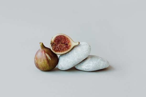 灰色背景上的成熟无花果。最小的概念。图片下载