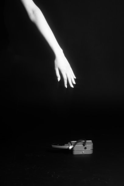 手伸向老式的复古摄像机图片下载