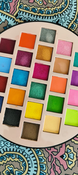 一个彩色眼影调色板图片下载