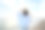 年轻女子拿着一杯红酒，背景是大海。图片下载