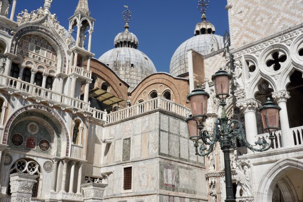 威尼斯人广场:Piasa San Marco)，英语中通常被称为圣马可广场，是意大利威尼斯的主要公共广场，通常被称为la Piazza(“广场”)。图片下载