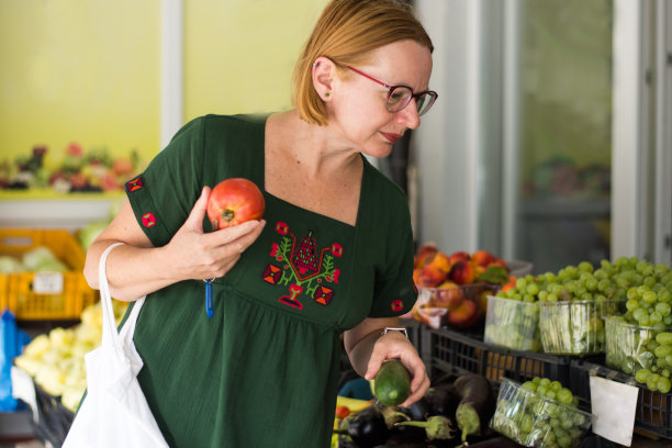妇女在市场上买菜的画像图片下载
