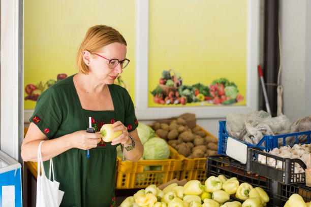 一名快乐的高加索高级妇女购物的肖像图片下载