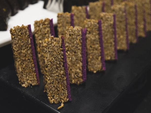 酒店自助餐厅的美味蛋糕图片下载